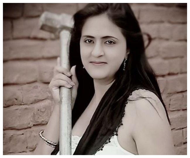 कहानियां भी लिखी हैं
